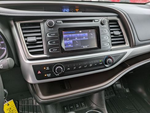 Used 2019 Toyota Highlander LE image 11