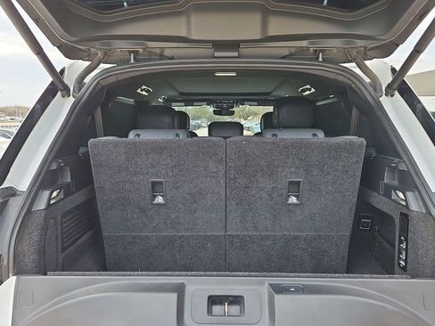 Used 2023 Land Rover Range Rover Long Wheelbase SE image 12