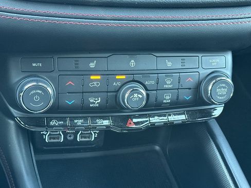 Used 2025 Dodge Durango GT AWD/4WD image 21
