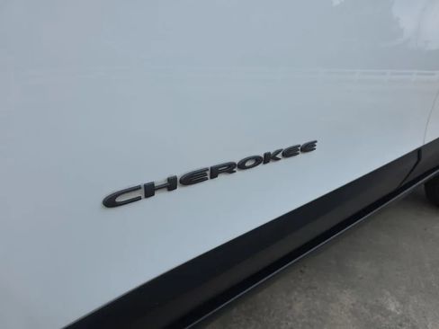 Used 2017 Jeep Cherokee Trailhawk image 11