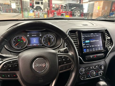 Used 2019 Jeep Cherokee Limited AWD/4WD image 2