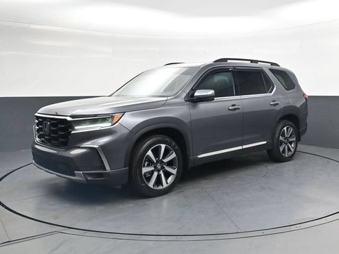 Used 2025 Honda Pilot Touring image 9
