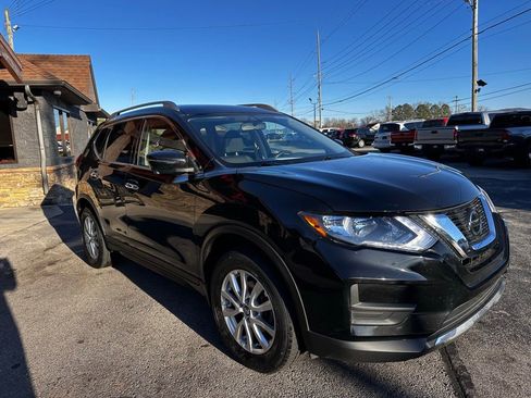 Used 2018 Nissan Rogue SV w/ Premium Package image 8