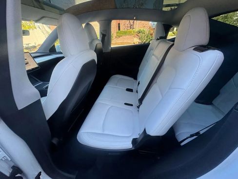 Used 2022 Tesla Model Y Long Range image 11