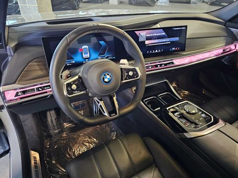 Used 2025 BMW 750e xDrive w/ Executive Package AWD/4WD image 2