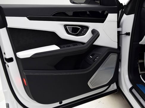 Used 2021 Lamborghini Urus image 36