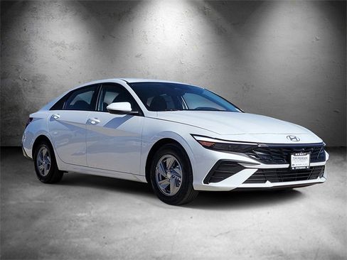 New 2025 Hyundai Elantra SE image 2