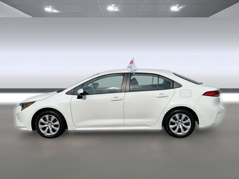 Used 2022 Toyota Corolla LE FWD image 2