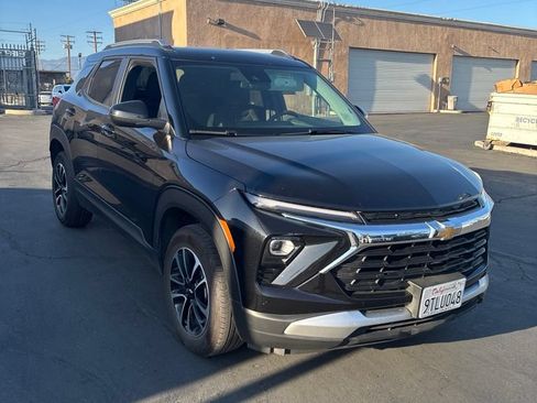 Used 2025 Chevrolet TrailBlazer LT AWD/4WD image 3
