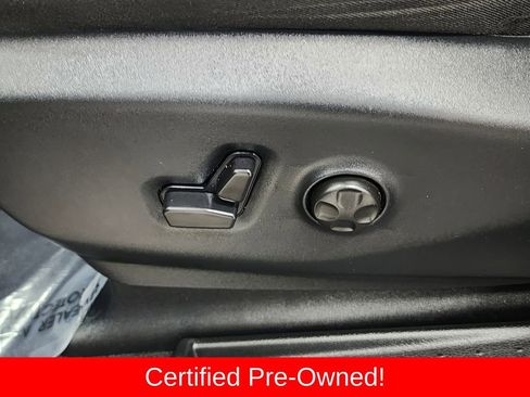 Used 2025 Chrysler Pacifica Select image 13