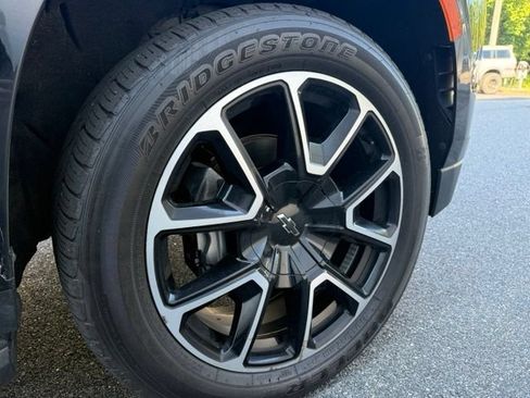 Used 2022 Chevrolet Suburban RST w/ Luxury Package AWD/4WD image 14
