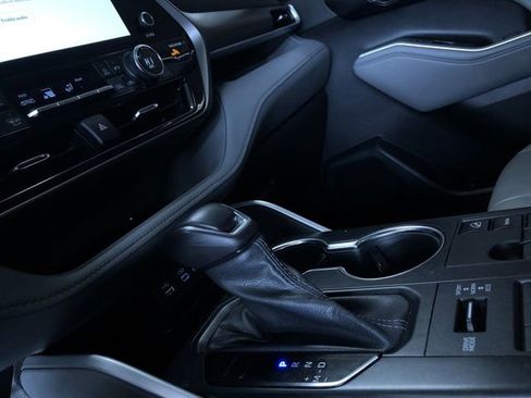 Certified 2023 Toyota Highlander XLE image 31