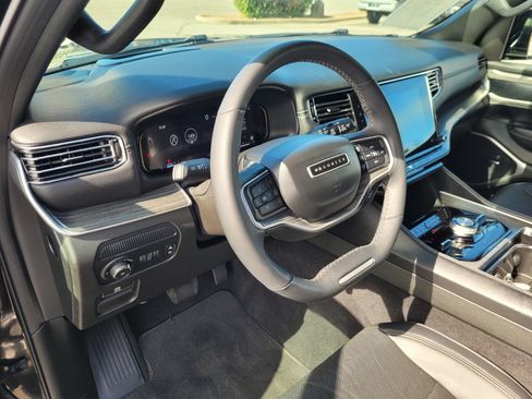 Used 2023 Jeep Wagoneer Series III w/ Preferred Equipment Group AWD/4WD image 18