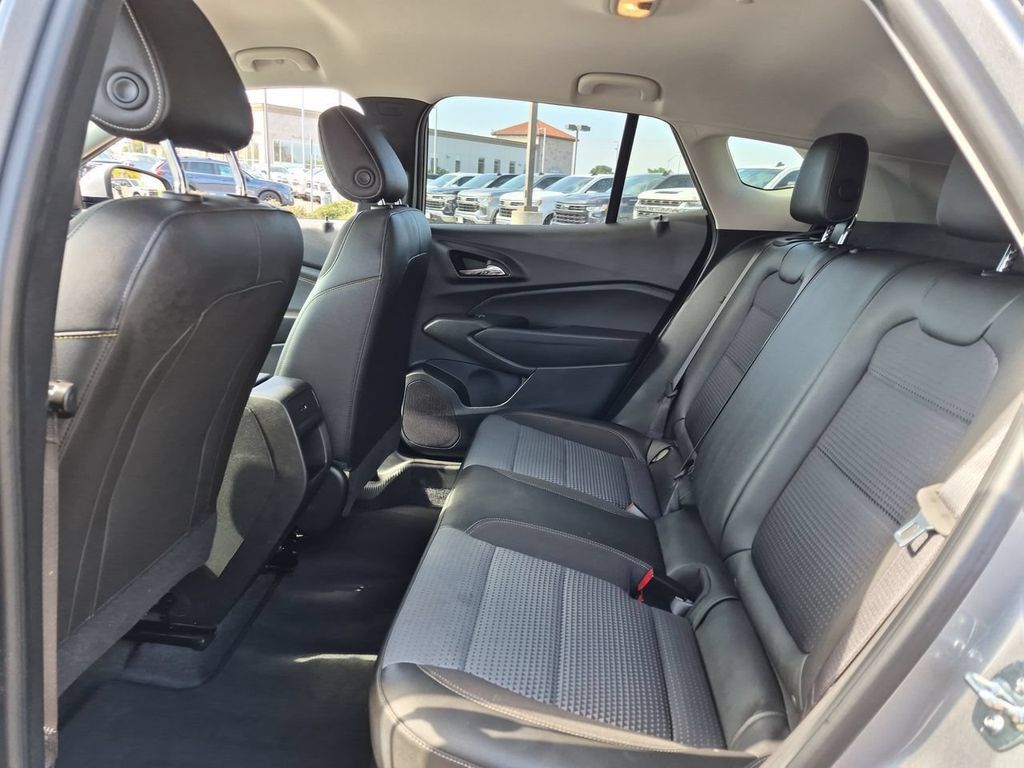 Used 2025 Chevrolet Trax LT FWD image 22