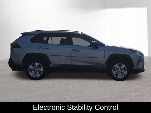 Used 2021 Toyota RAV4 LE AWD/4WD image 4