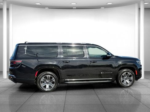Used 2024 Jeep Wagoneer L Series II w/ Flexible Seating Group AWD/4WD image 8