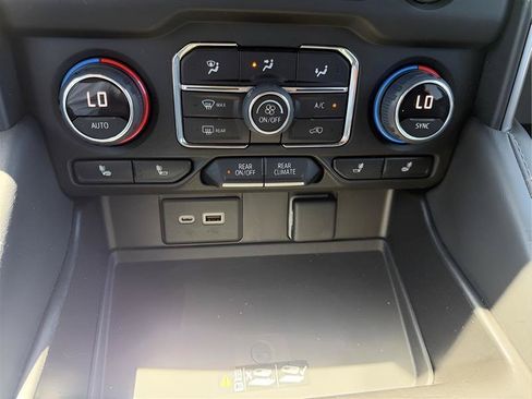 Used 2022 Chevrolet Suburban LT RWD image 48
