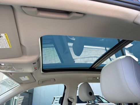 Certified 2023 Volkswagen Tiguan SE w/ Panoramic Sunroof Package AWD/4WD image 23