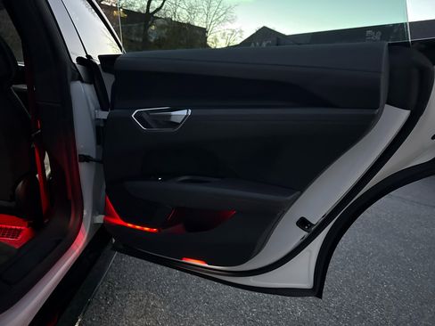 Used 2022 Audi e-tron GT Premium Plus w/ Performance Package image 24