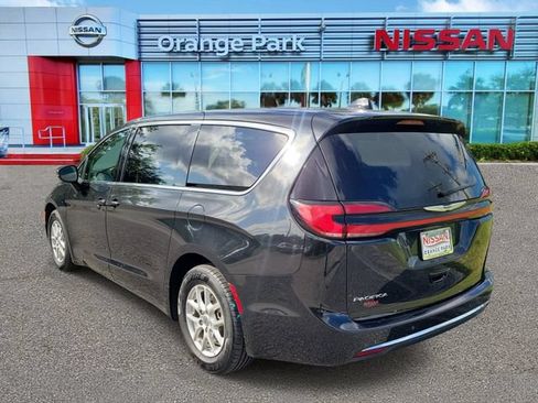 Used 2023 Chrysler Pacifica Touring-L FWD image 3