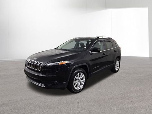 Used 2018 Jeep Cherokee Latitude Plus w/ Cold Weather Group image 2