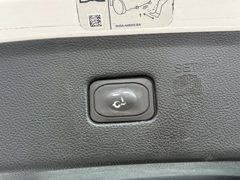 Used 2019 Ford Edge SEL w/ Equipment Group 201A image 17