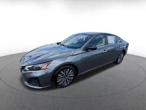 Used 2025 Nissan Altima 2.5 SV FWD image 6
