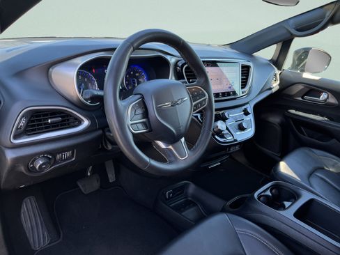 Used 2025 Chrysler Pacifica Select FWD image 24