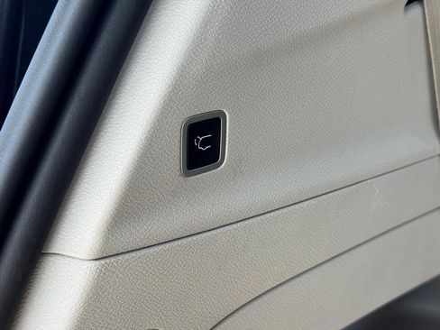 Used 2024 Chrysler Pacifica Touring-L FWD image 6