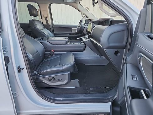 Used 2025 Ford Expedition Platinum AWD/4WD image 38