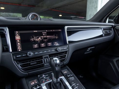 Certified 2021 Porsche Macan AWD/4WD image 36