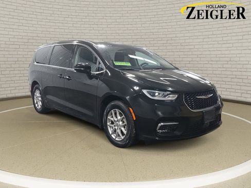 Used 2024 Chrysler Pacifica Touring-L image 3