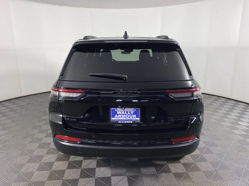 Used 2025 Jeep Grand Cherokee Limited w/ Black Appearance Package AWD/4WD image 10