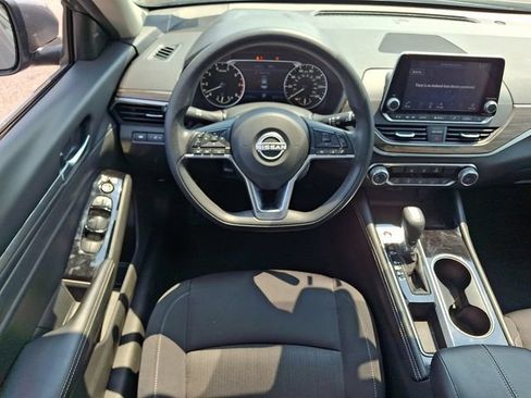 Used 2023 Nissan Altima 2.5 SV FWD image 2