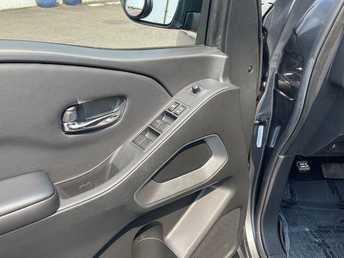 Used 2025 Nissan Frontier SV AWD/4WD image 18
