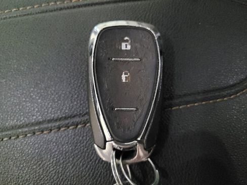Used 2021 Chevrolet Traverse LS FWD image 32