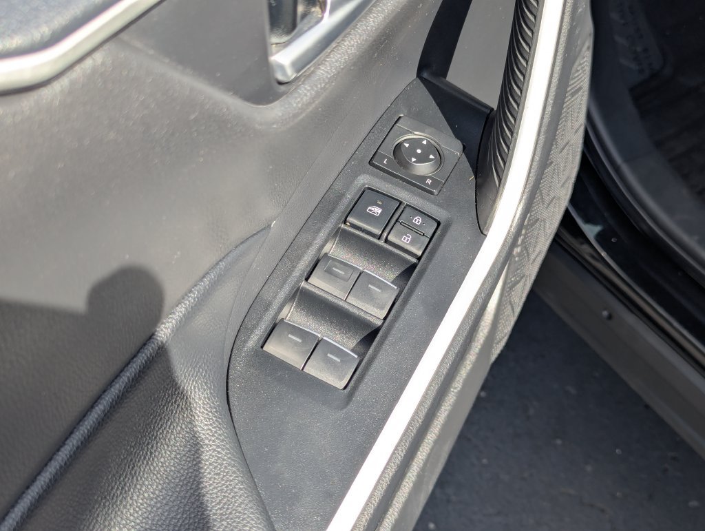Used 2025 Toyota RAV4 XLE AWD/4WD image 25