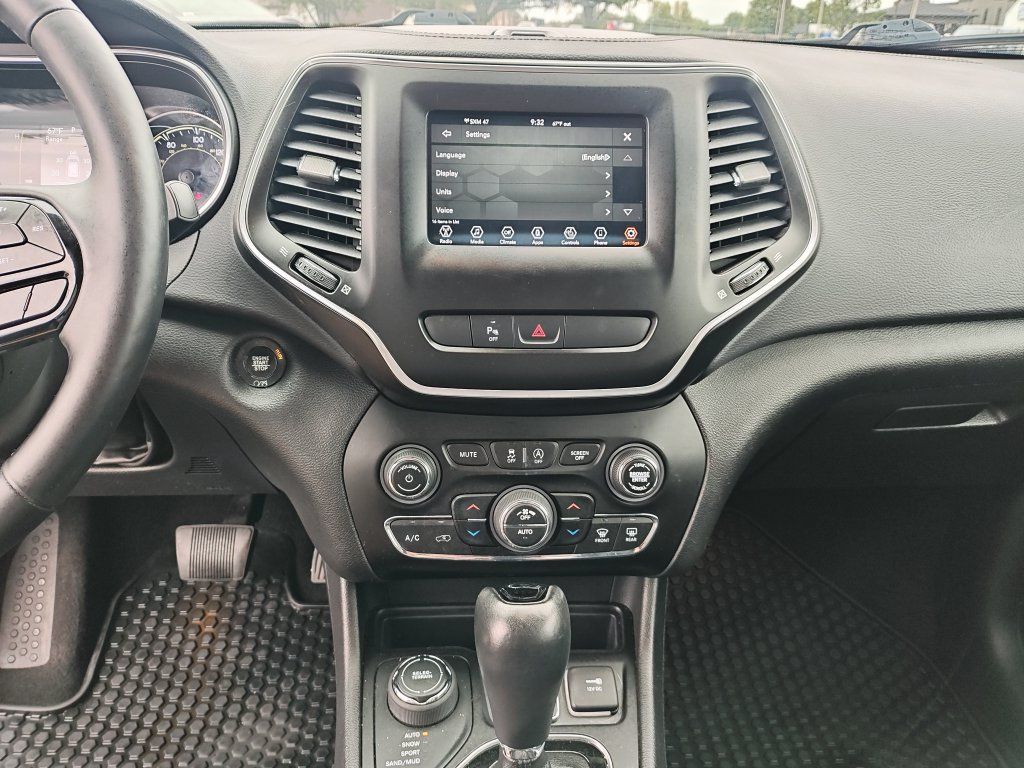 Used 2020 Jeep Cherokee Latitude Plus AWD/4WD image 21
