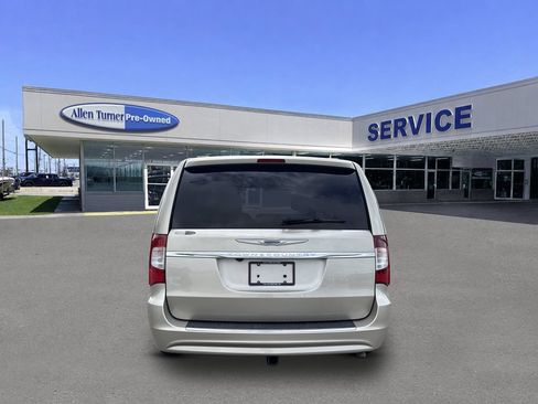 Used 2015 Chrysler Town & Country Touring FWD image 7