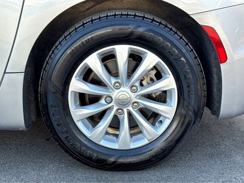 Used 2019 Chrysler Pacifica Touring Plus image 7