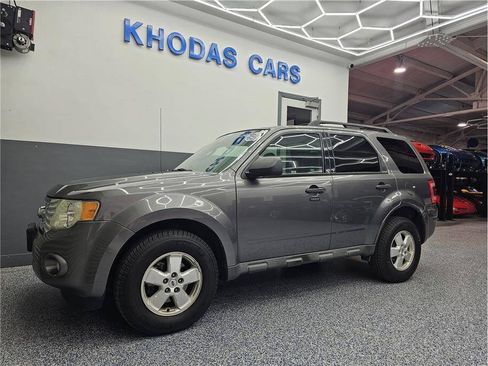 Used 2010 Ford Escape XLT FWD image 2
