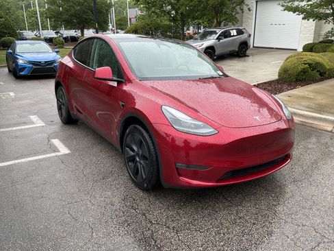 Used 2024 Tesla Model Y Long Range AWD/4WD image 2