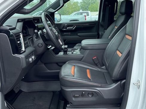 Used 2024 GMC Sierra 1500 AT4 w/ AT4 Preferred Package AWD/4WD image 9