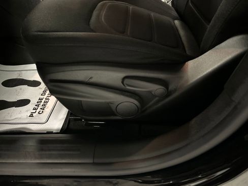 Used 2019 Jeep Renegade Latitude w/ Cold Weather Group FWD image 11
