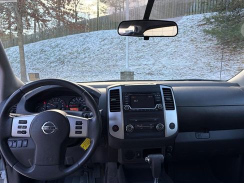 Used 2018 Nissan Frontier SV image 8