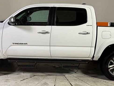 Used 2017 Toyota Tacoma Limited image 4