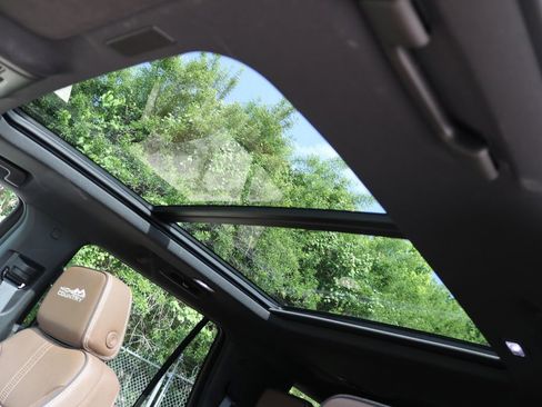 Used 2025 Chevrolet Tahoe High Country image 12