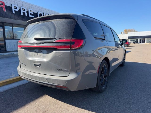 Used 2025 Chrysler Pacifica Limited FWD image 7