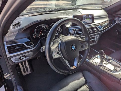Used 2019 BMW 740i image 10