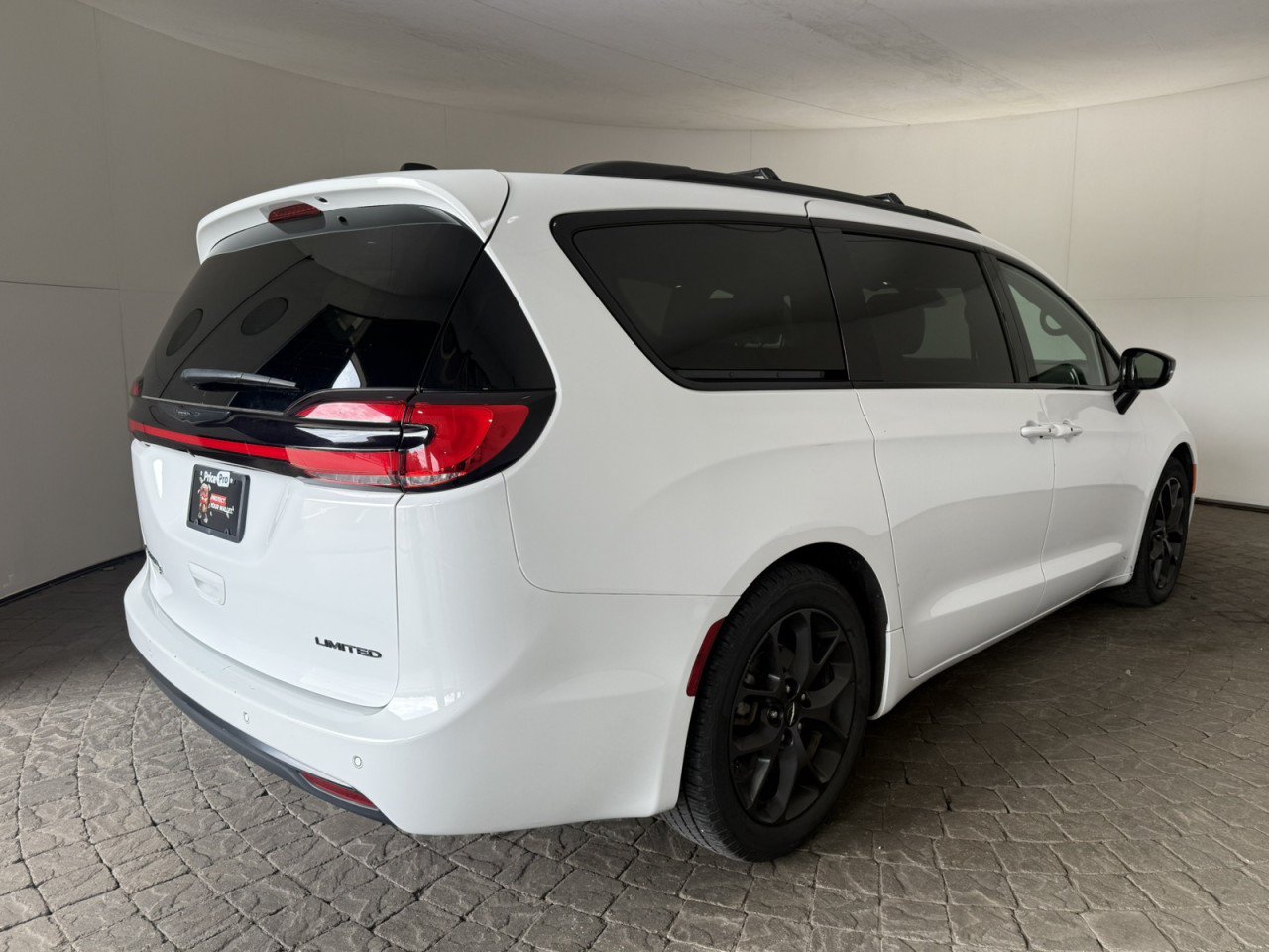 Used 2025 Chrysler Pacifica Limited FWD image 9